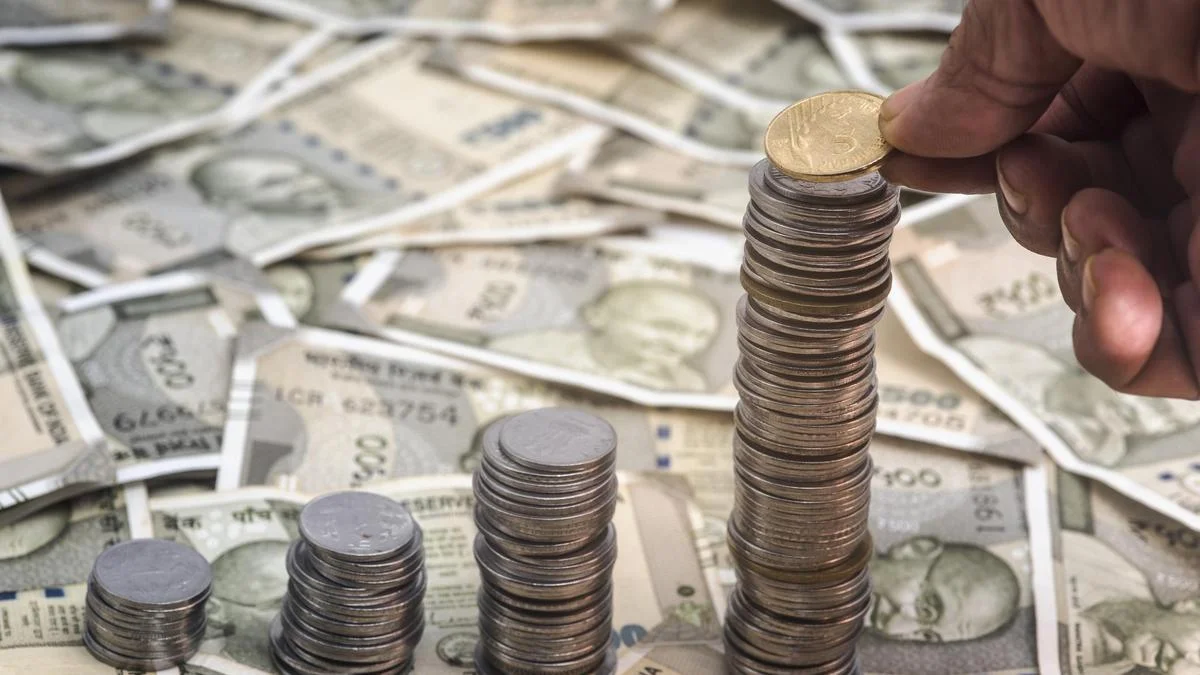 Rupee Holds Near 95.25 as Smaller RBI Interventions Support October Gain