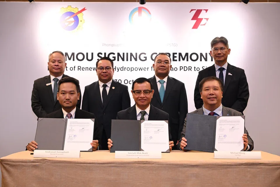The planned energy import arrangement is the subject of an MOU signed by (seated, from left) Souksavart Sosouphanh, managing director of Electricite de Laos; Somlath Mek Akath, managing director of Phongsupthavy Group; and Michael Wong, chief operating officer of Tuas Power.