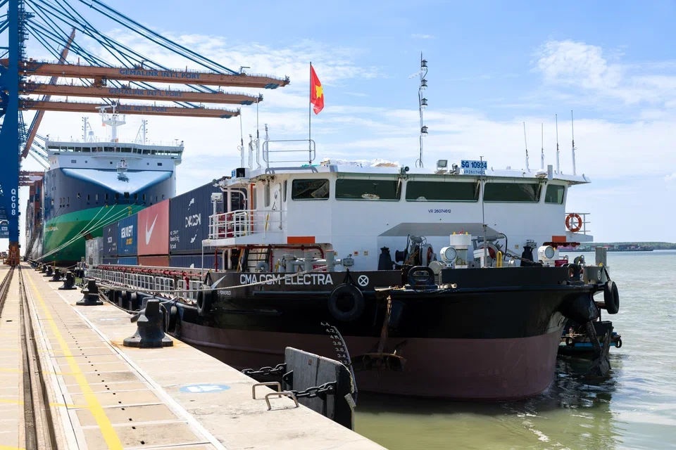 The vessel is Vietnam’s first fully electric inland container barge, operating without direct greenhouse gas emissions.